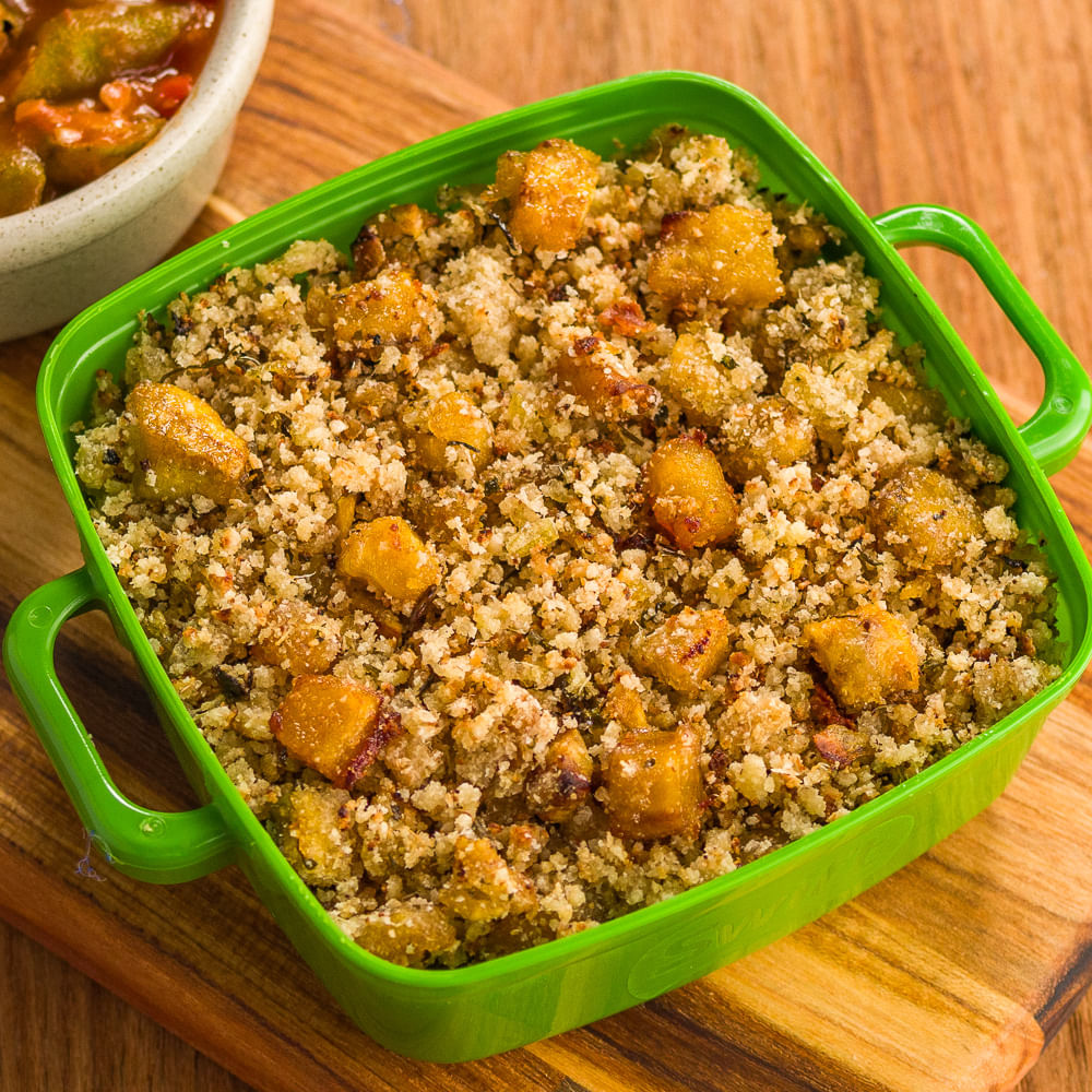 Receita de Farofa de banana da Terra com quiabo ao molho