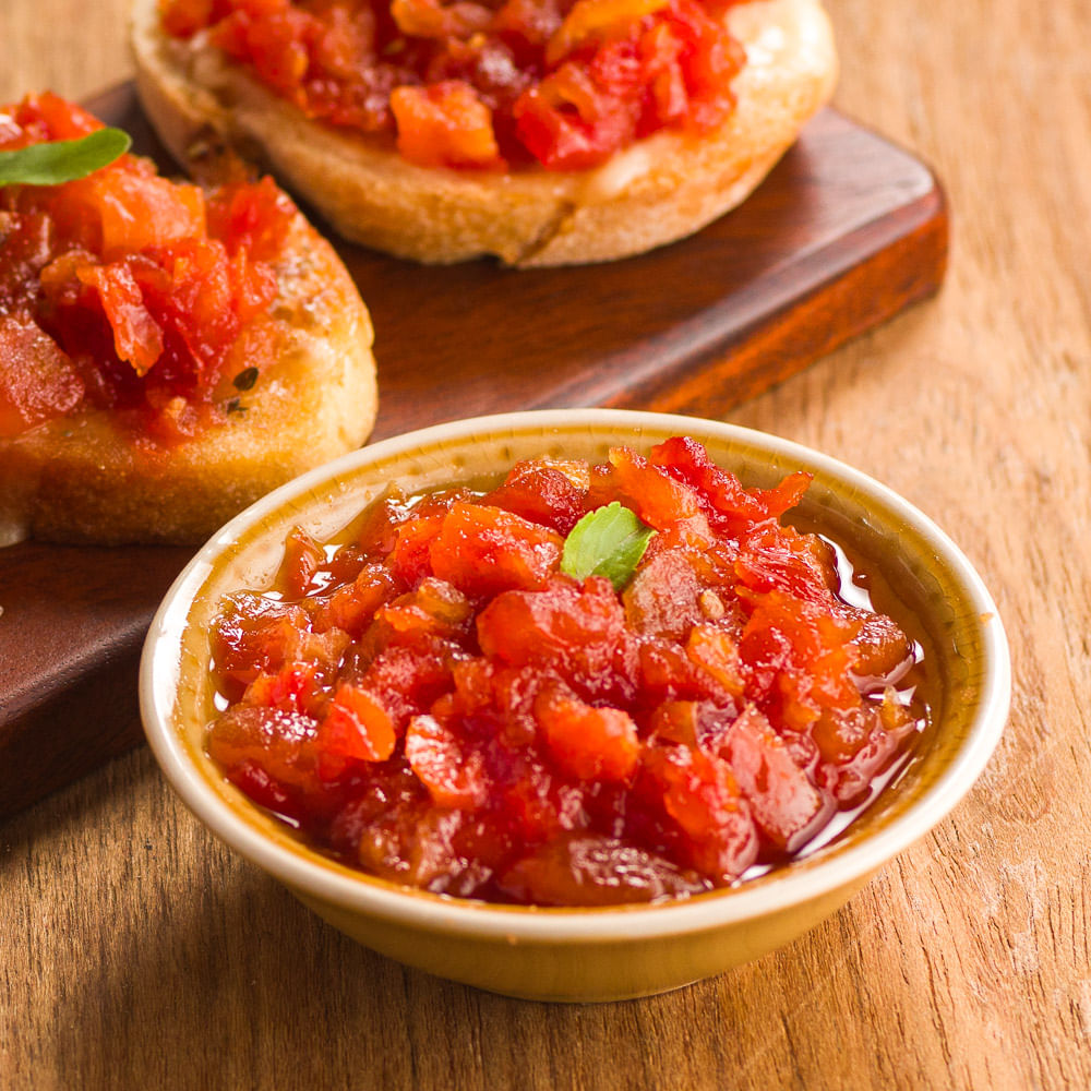 Receita de Bruschetta com compota de tomate e manjericão