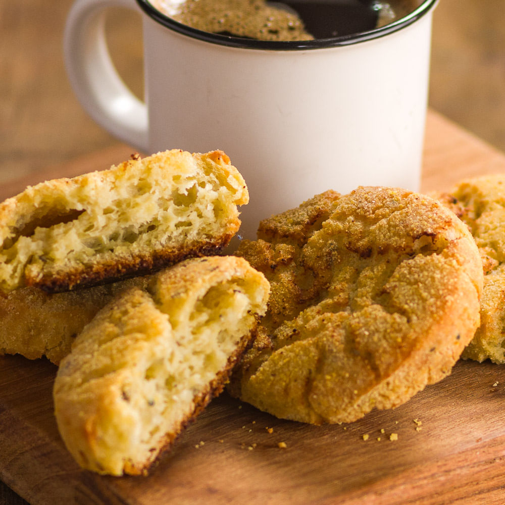 Receita de Broa de milho e erva doce acompanhada de café de especiarias