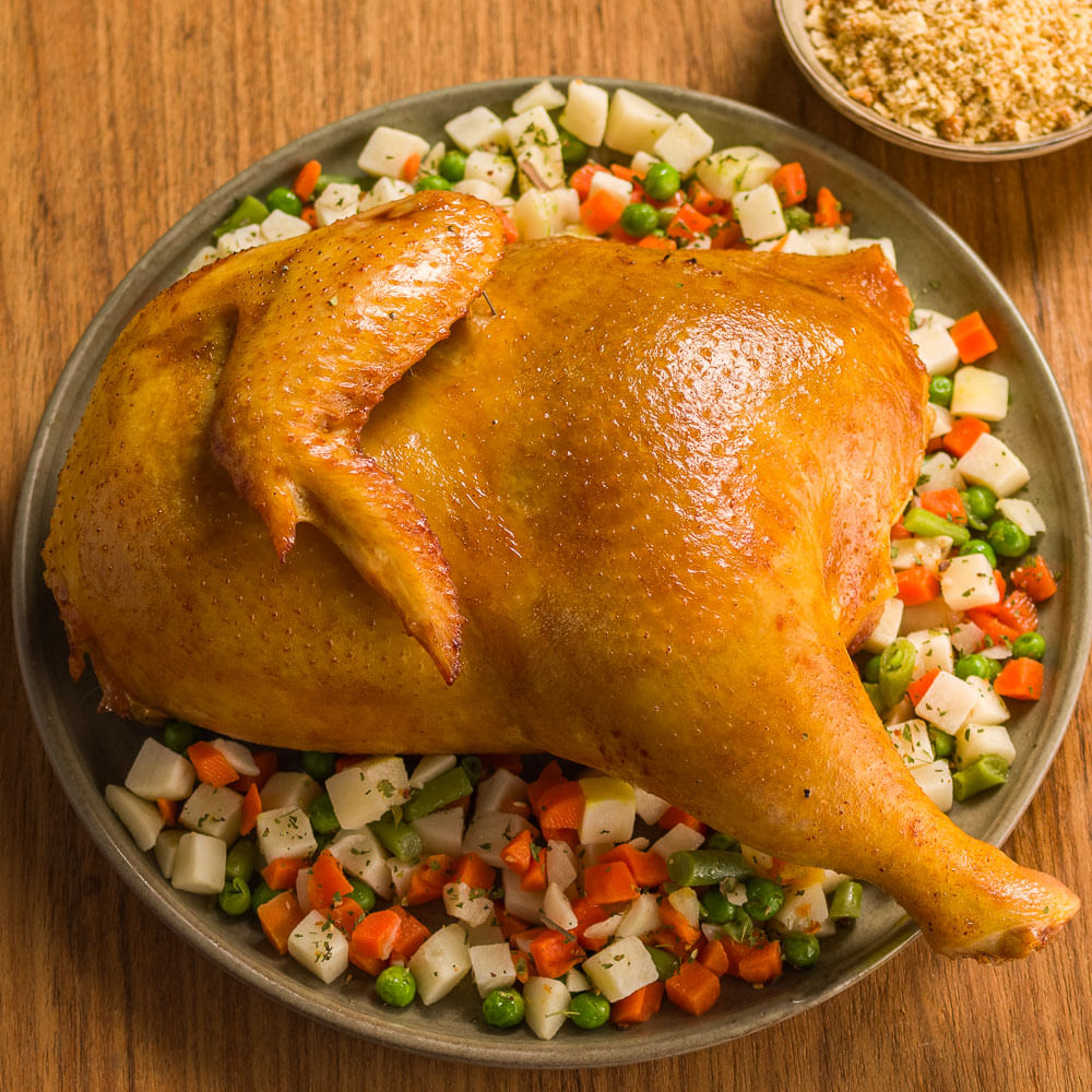 Receita de Meia Galinha Swift com salada de abacaxi grelhado e vinagrete de maracujá