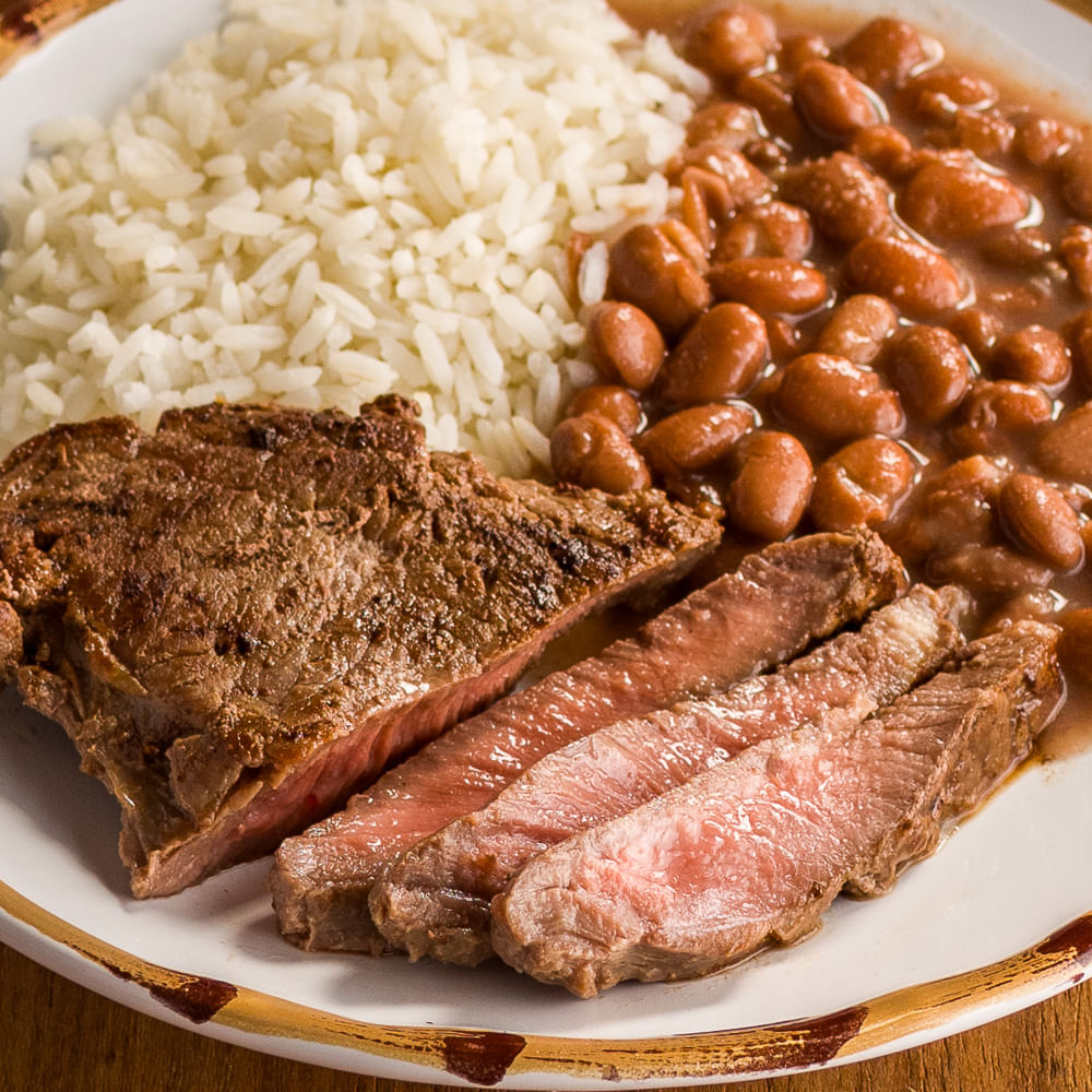 Receita de Bife de alcatra na manteiga de ervas acompanhado de arroz e feijão
