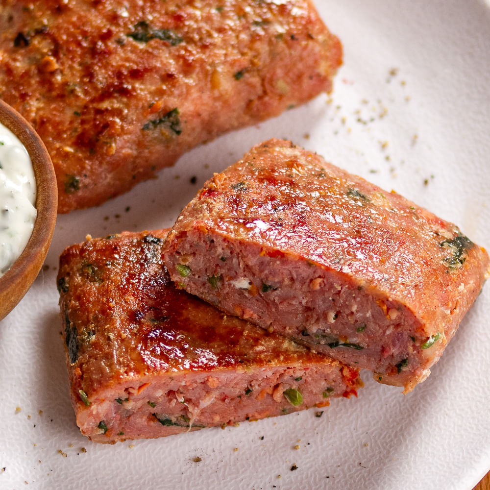 Receita De Manta Suína com Tomate e Rúcula acompanhada de Molho de Alho com Ervas