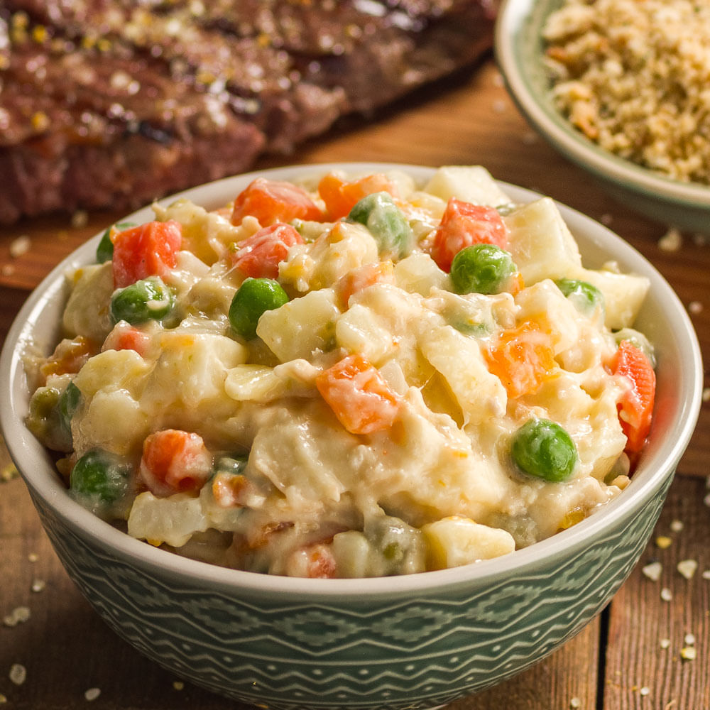 Receita de Maionese de Legumes com Frango acompanhada de Picanha grelhada e farofa