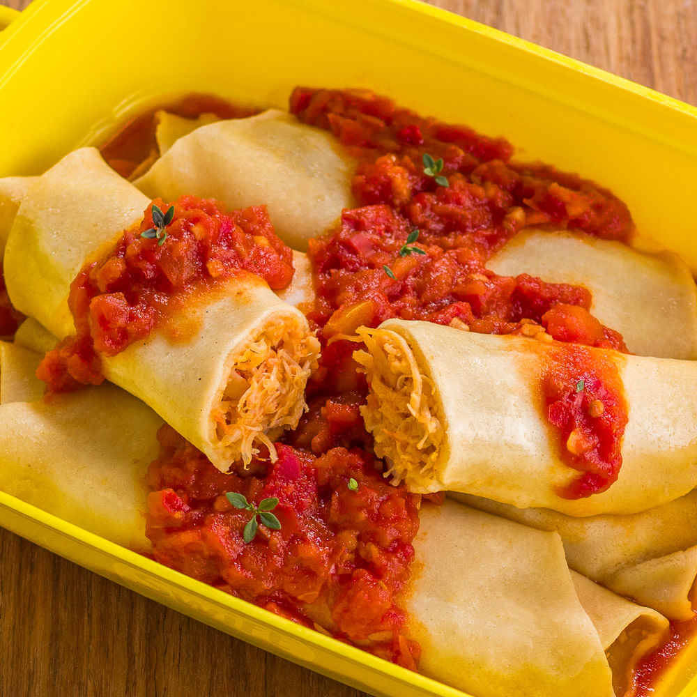 Panqueca de frango com molho de tomate e tomilho