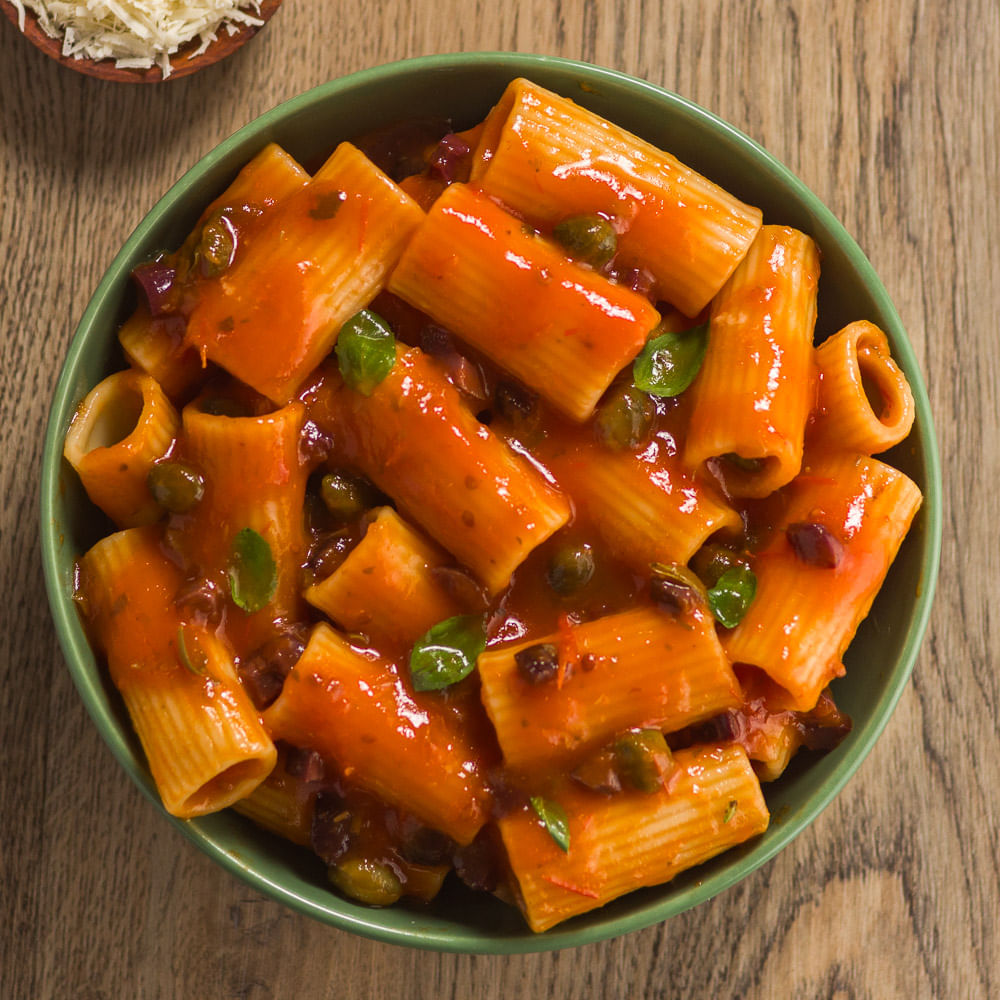 Receita de Rigatoni ao molho sugo com alcaparras e manjericão
