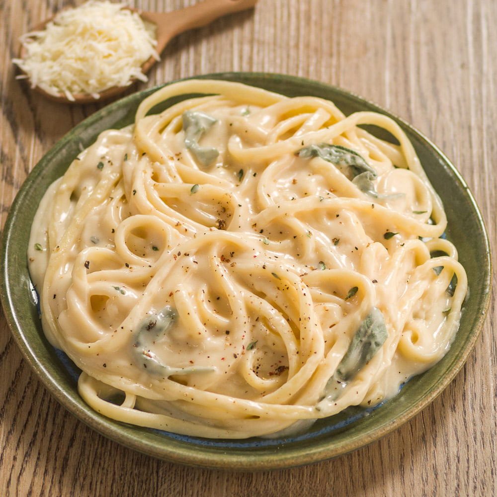 Receita de Talharim ao molho branco com sálvia