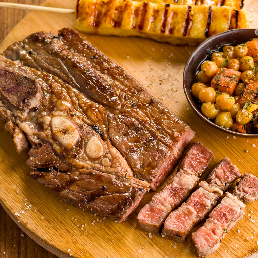 Receita de Costela na brasa com salada morna de grão de bico e abóbora tostados e queijo coalho