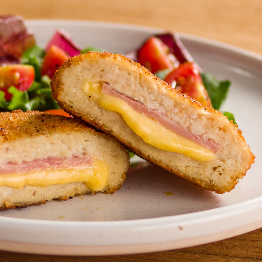 Receita de Empanado de presunto e queijo acompanhado de salada
