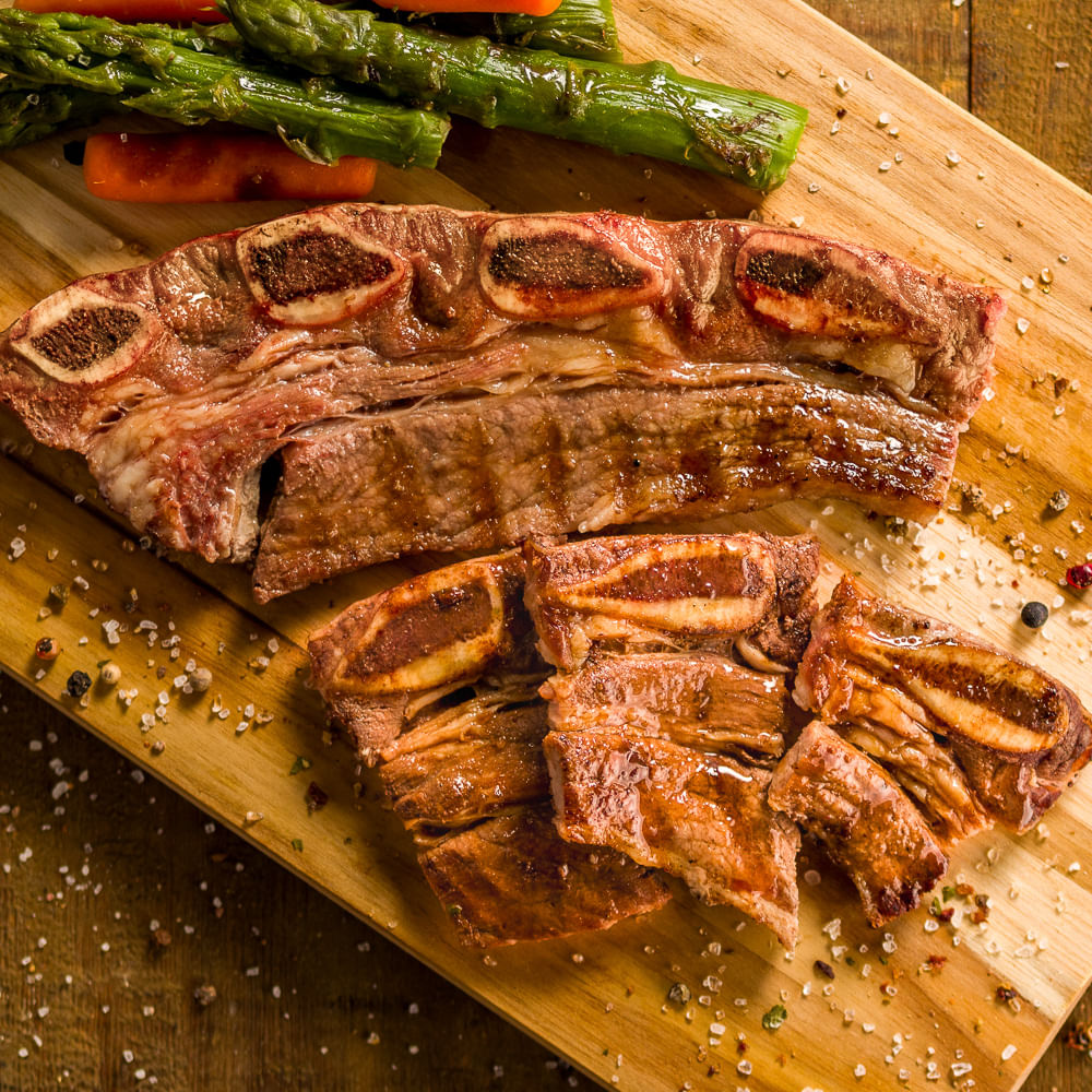 Receita de Assado de tiras com aspargos e cenoura baby na brasa