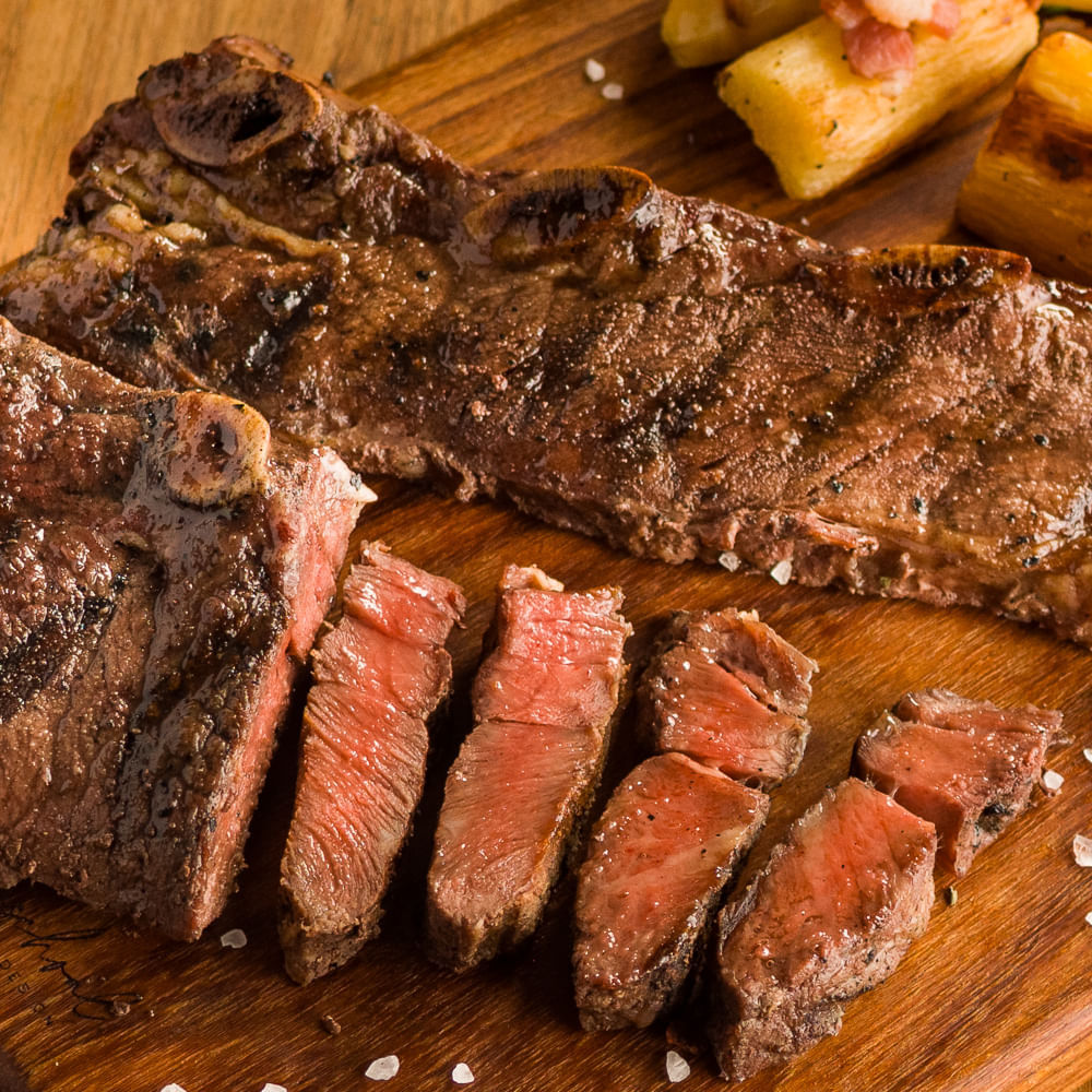 Receita de Assado de tiras com aspargos e cenoura baby na brasa