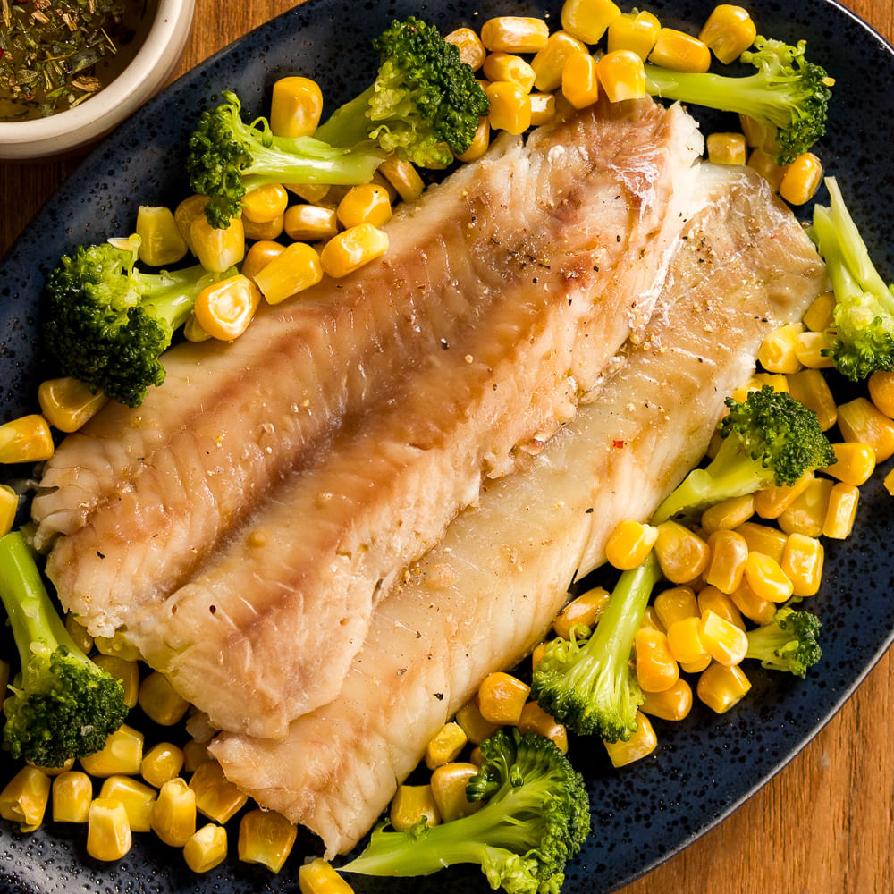 Receita de Filé de polaca grelhada com brócolis e milho acompanhada de molho de ervas finas