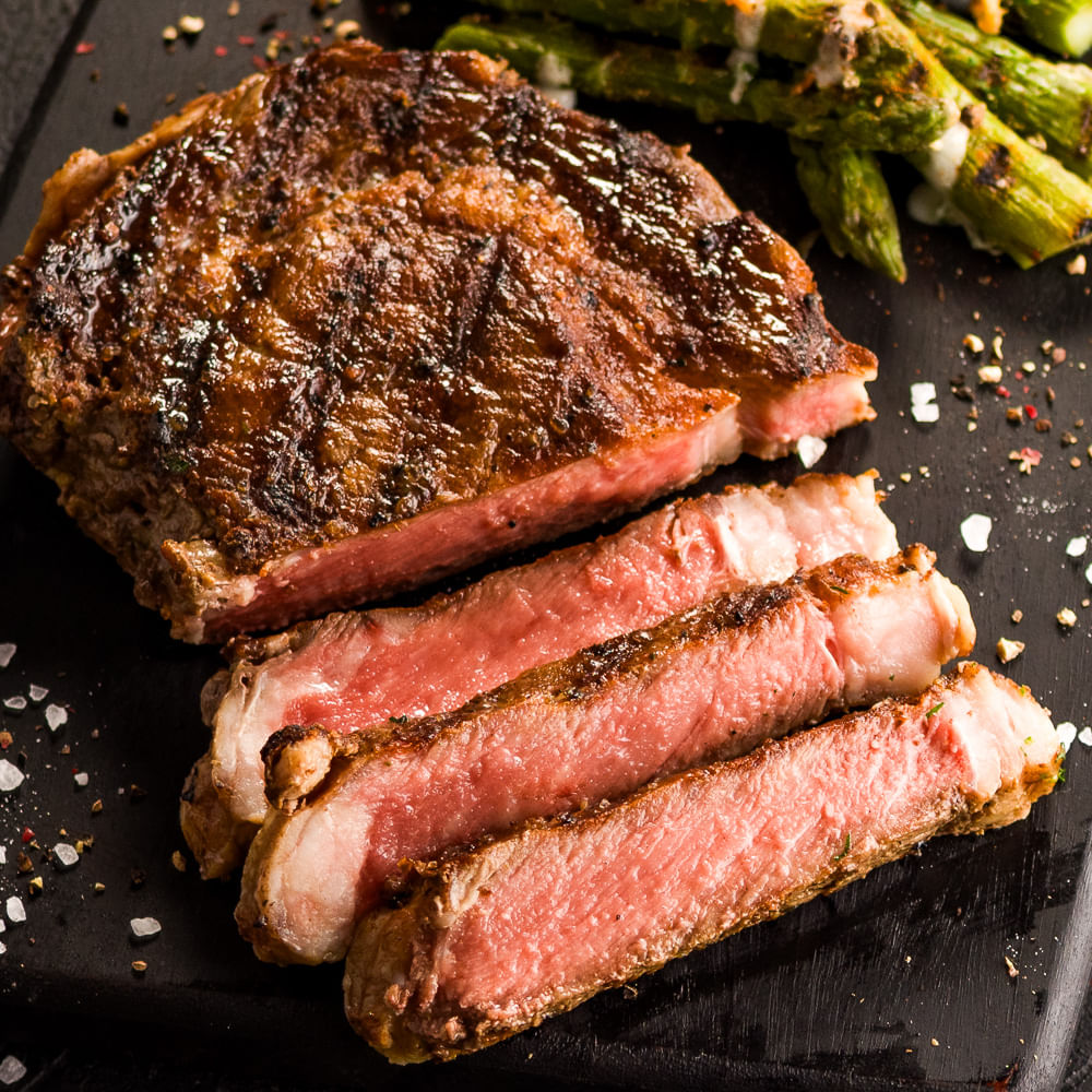 Receita de Chorizo na brasa com aspargos, cebola crispy e molho de alho defumado