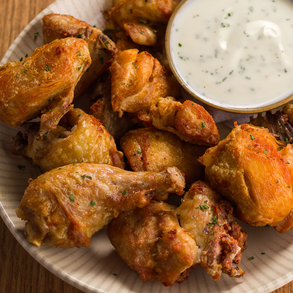 Receita de Frango a passarinho com molho de iogurte e alho defumado