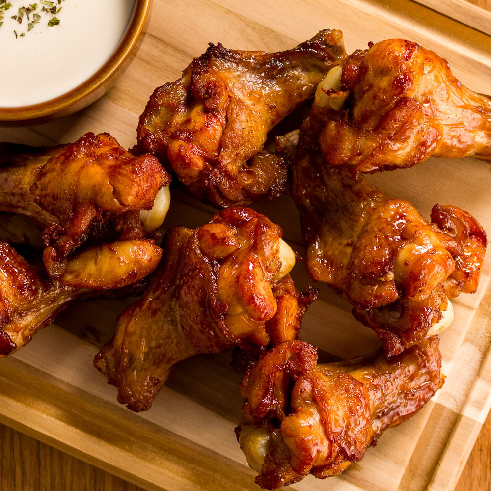 Receita de Coxinha da asa apimentada acompanhada de molho de alho cremoso