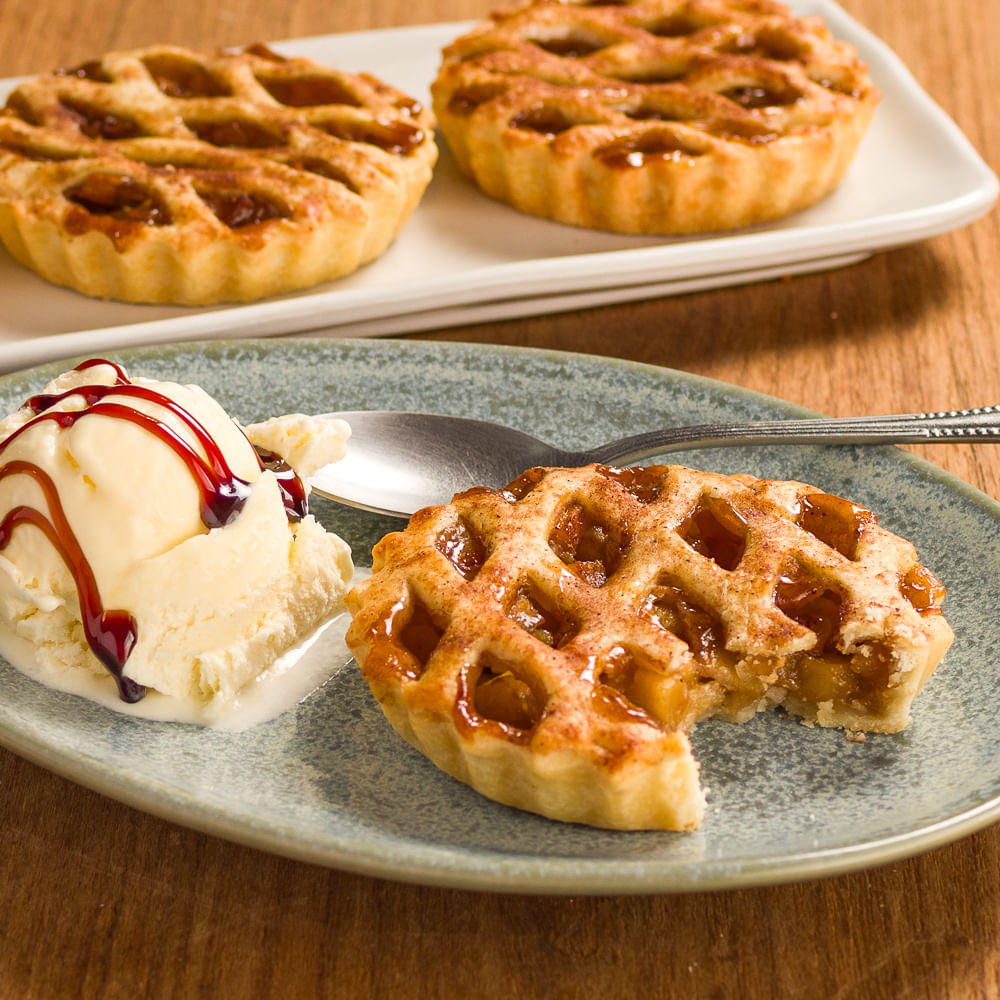 Receita de Torta de maçã com sorvete de creme e calda de amora