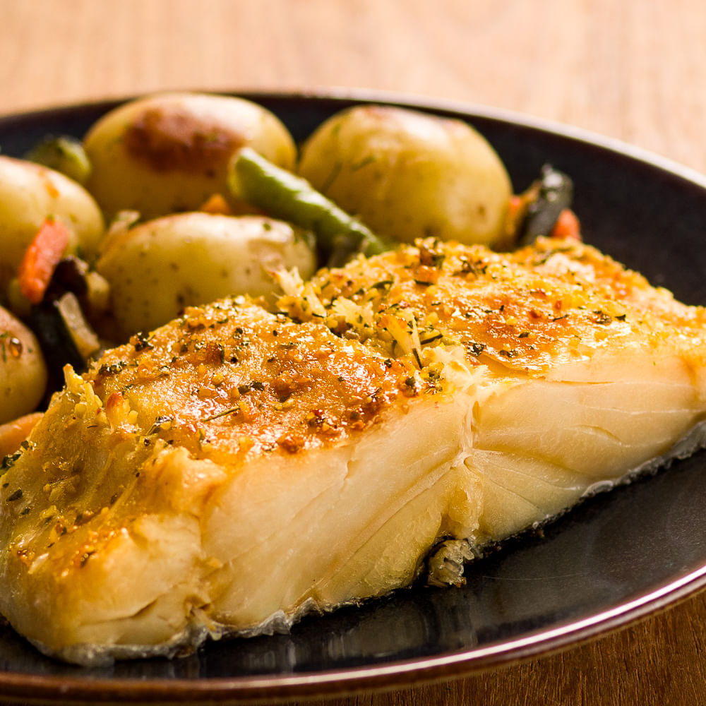 Receita de Lombo de bacalhau assado servido com batata bolinha, cenoura e vagem
