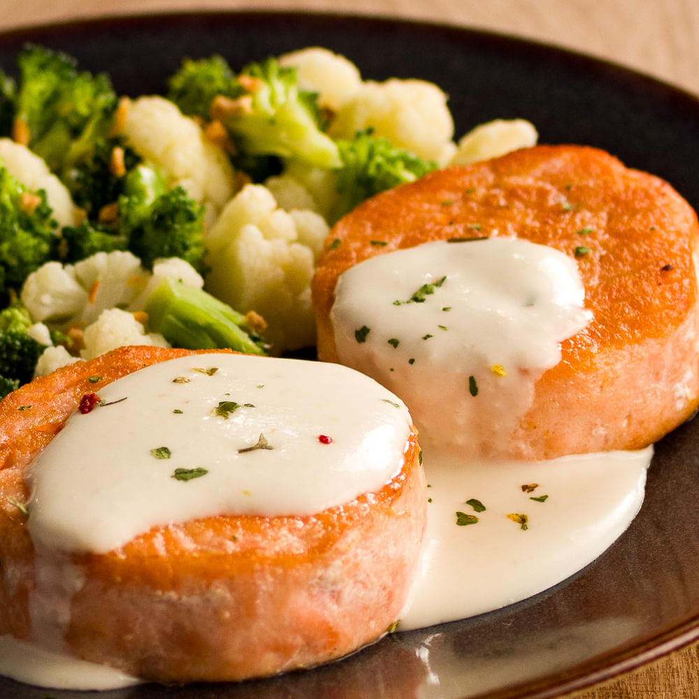 Receita de Medalhão de Salmão com molho de alho e salada de brócolis e couve flor