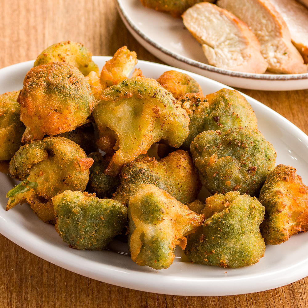 Receita de Brócolis empanado acompanhado de peito de frango grelhado