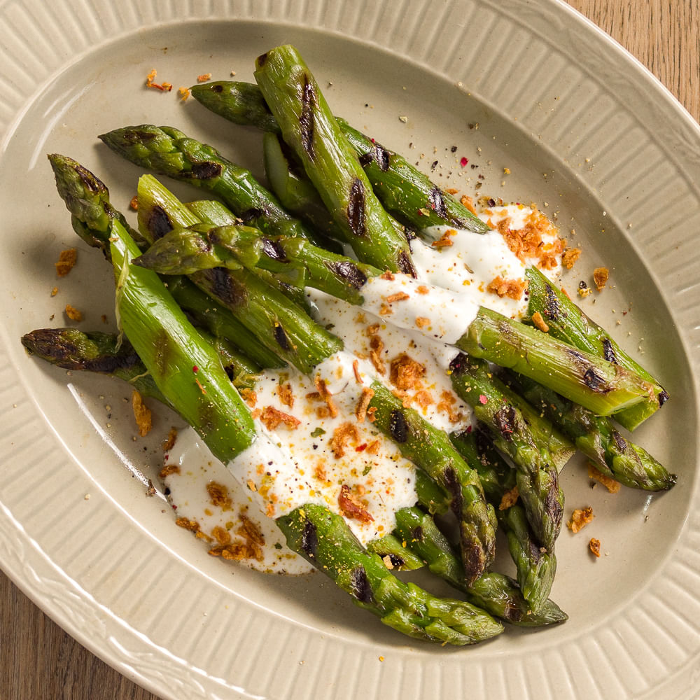 Receita de Aspargos com molho sour cream de lemon herbs e crispy de cebola