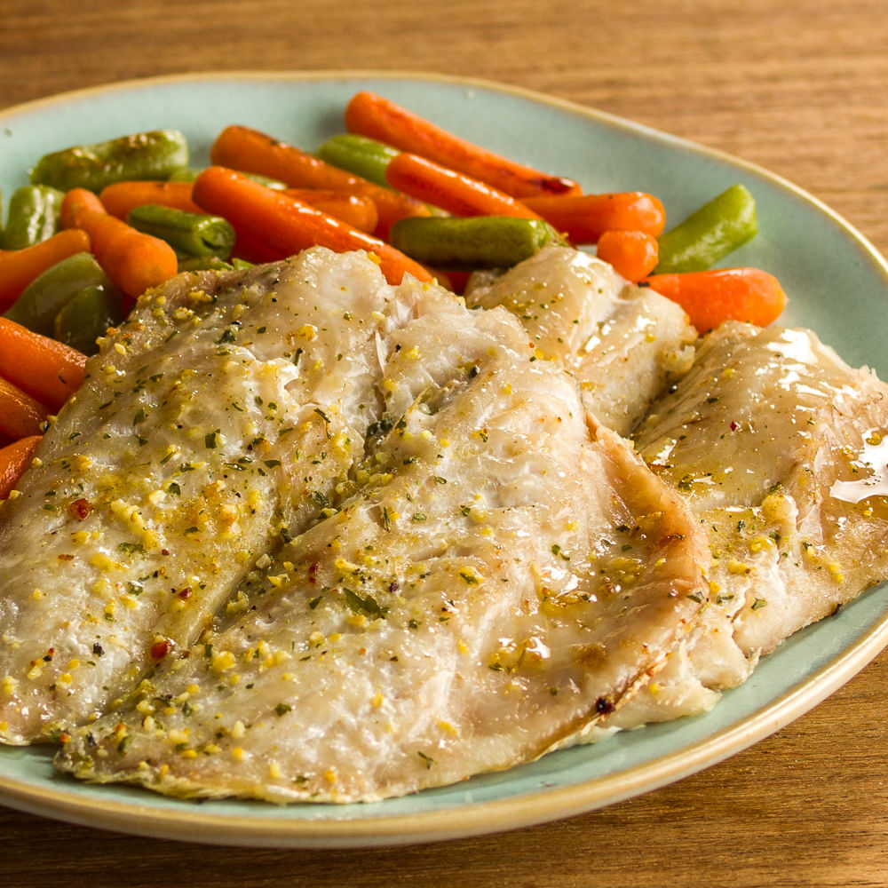 Receita de Filé de pescada assada com cenoura baby e vagem