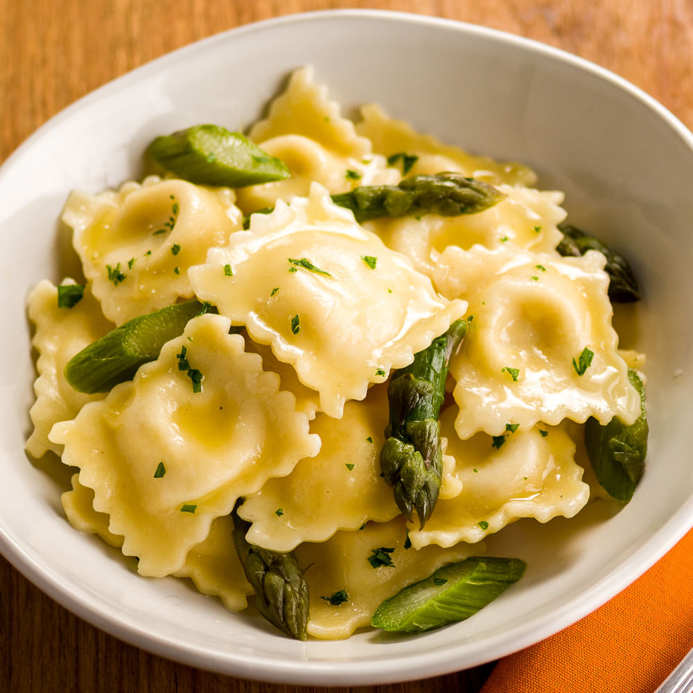 Receita de Ravioli de mozzarella de búfala ao molho de manteiga com aspargos