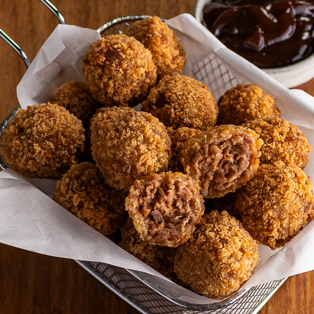 Receita de Bolinho de carne suína empanada com molho barbecue apimentado