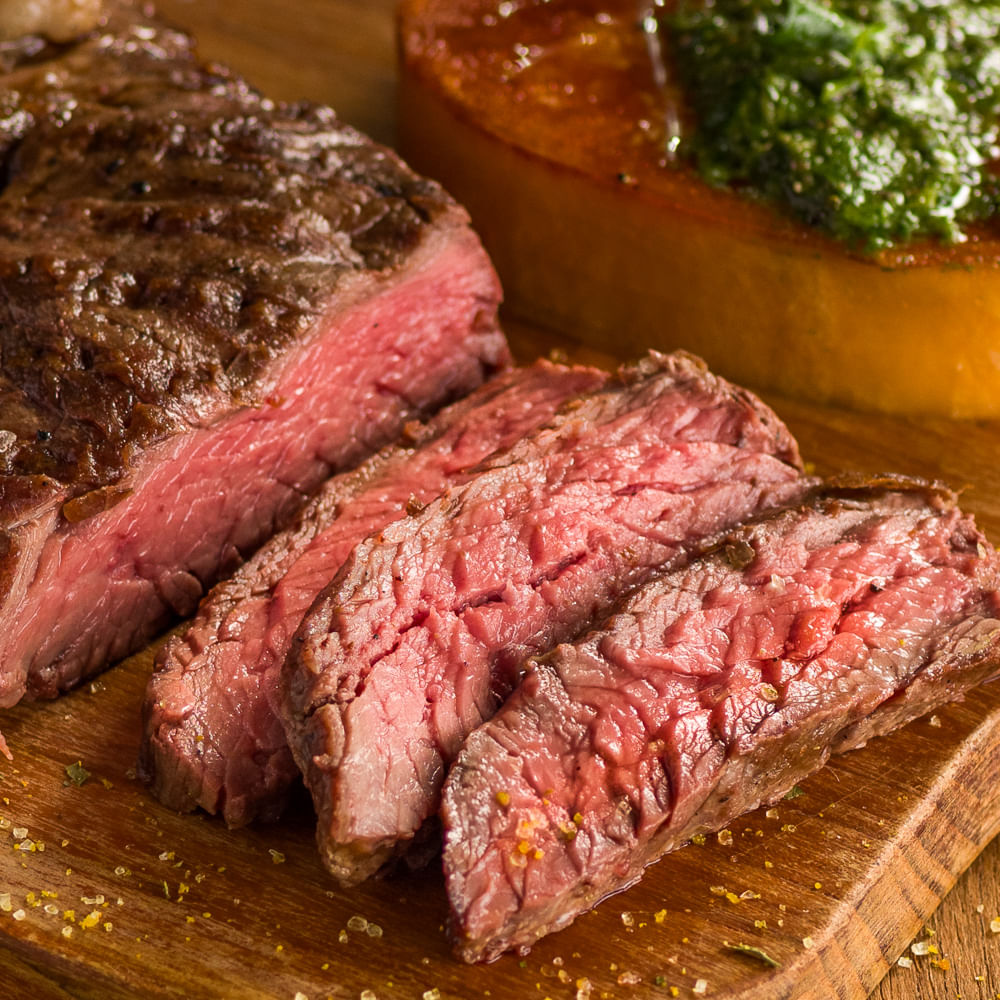 Receita de Fraldinha na brasa servido com provoleta e pesto de espinafre