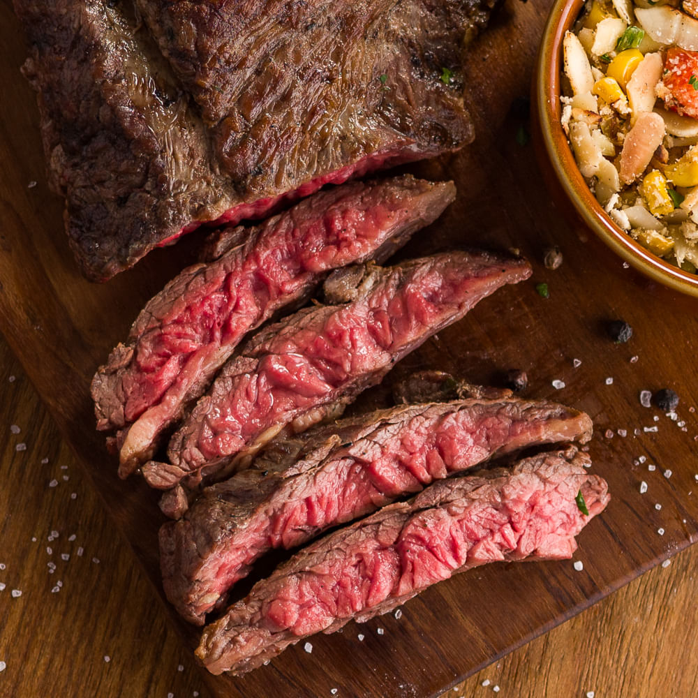 Receita de Fraldinha na brasa com farofa de amêndoas, milho tostado e pimenta