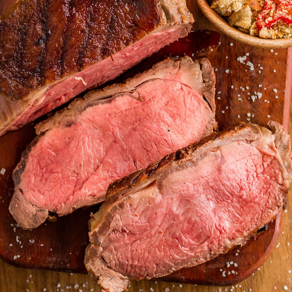 Receita de Bife de chorizo na brasa com farofa de pão de alho e pimenta