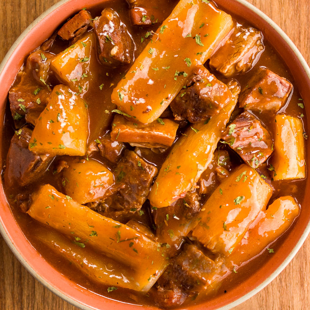 Receita de Mandioca com costela ao molho