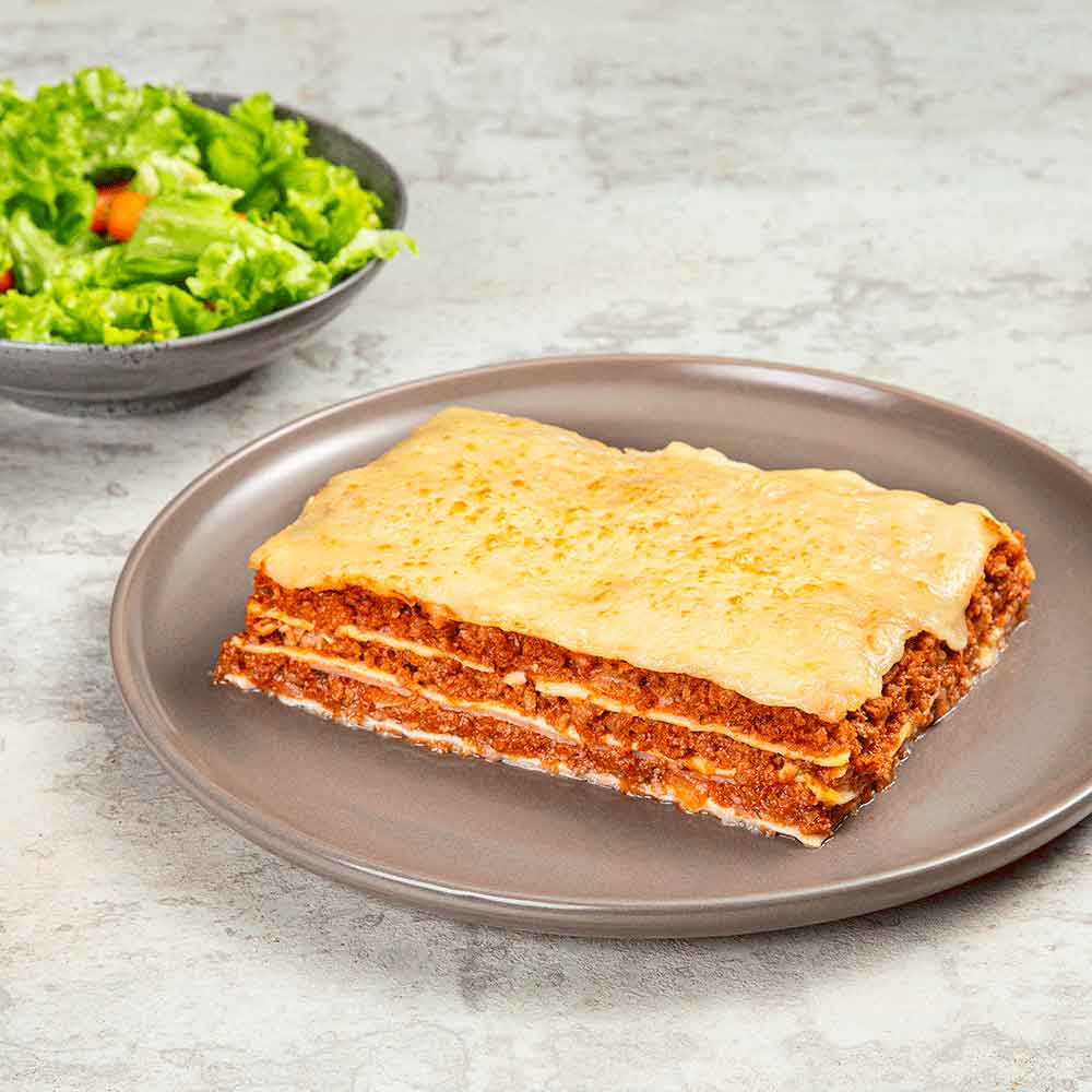 Lasanha Bolonhesa com Salada de Alface e Cenoura