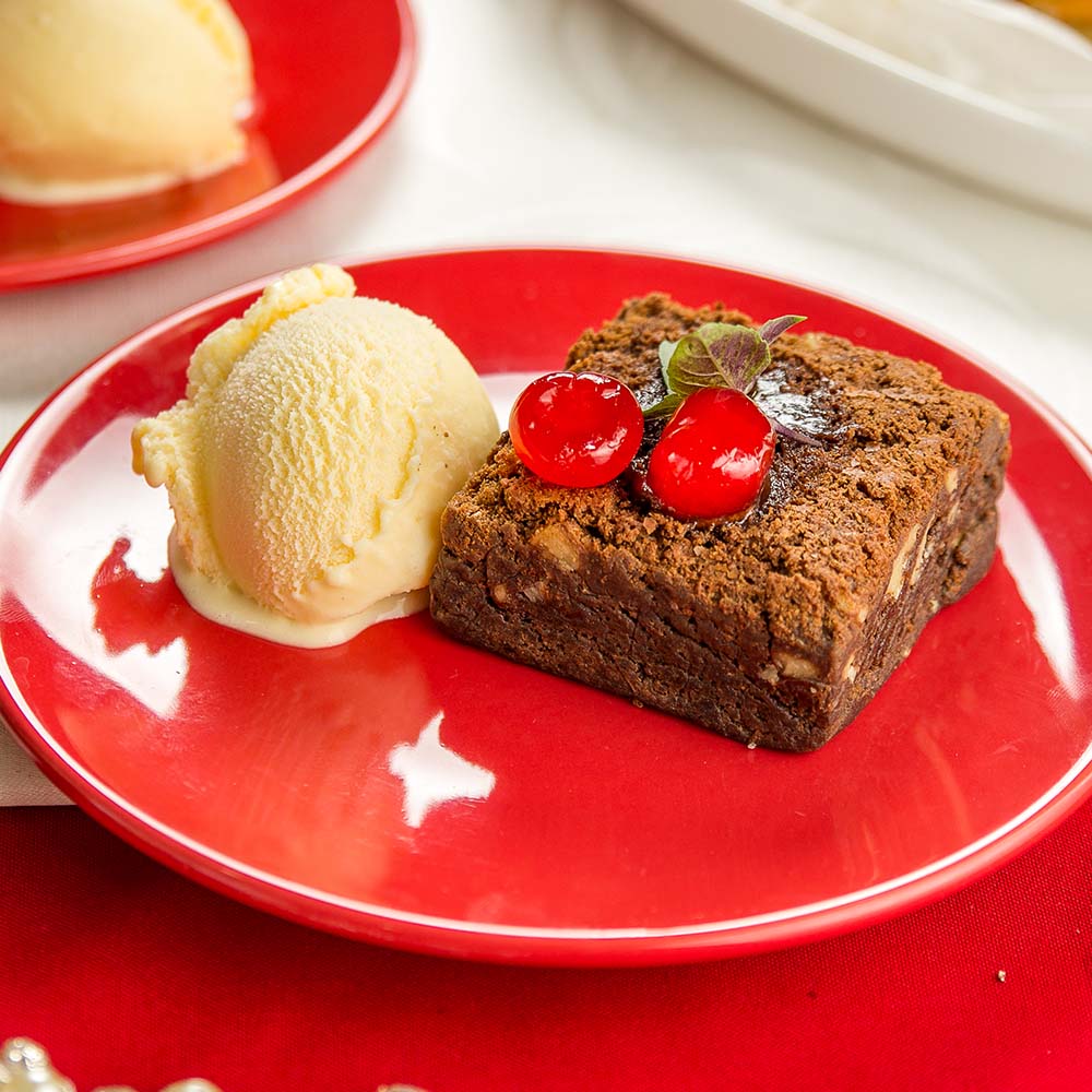 Receita de Brownie com sorvete e cerejas