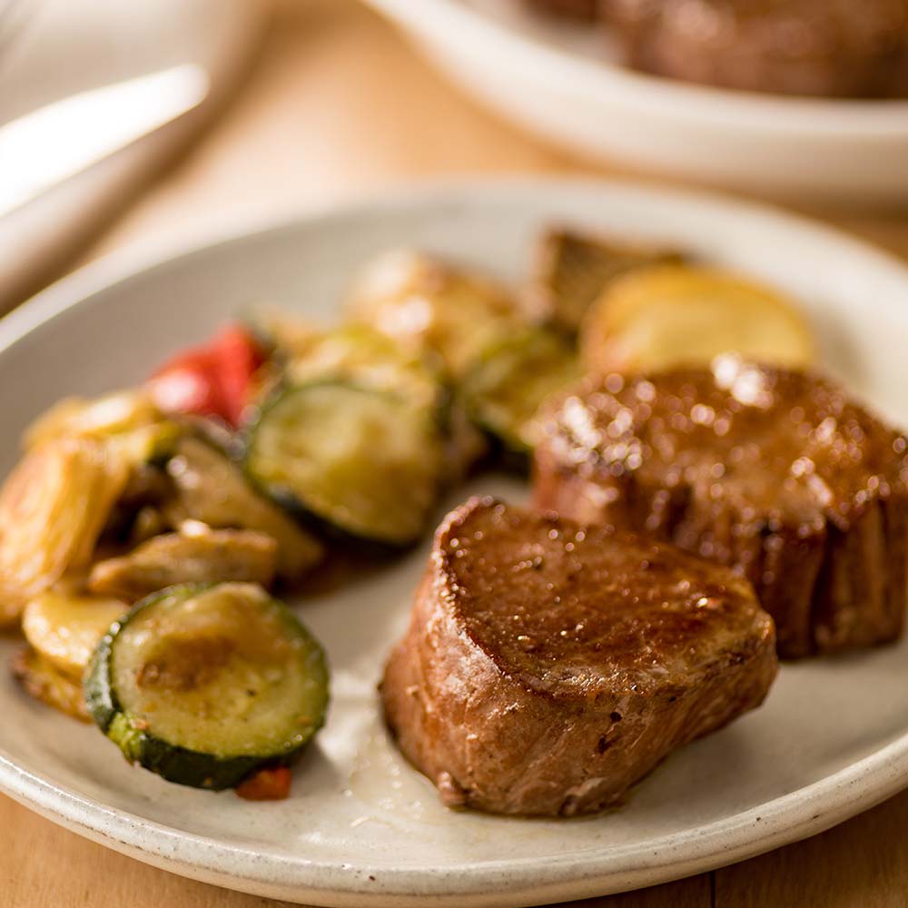 Medalhão de Filé Mignon com Salteado de Legumes