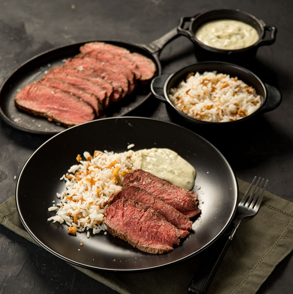 OJO DE BEEF COM MOLHO DE GORGONZOLA E ARROZ COM CEBOLA CRISPY