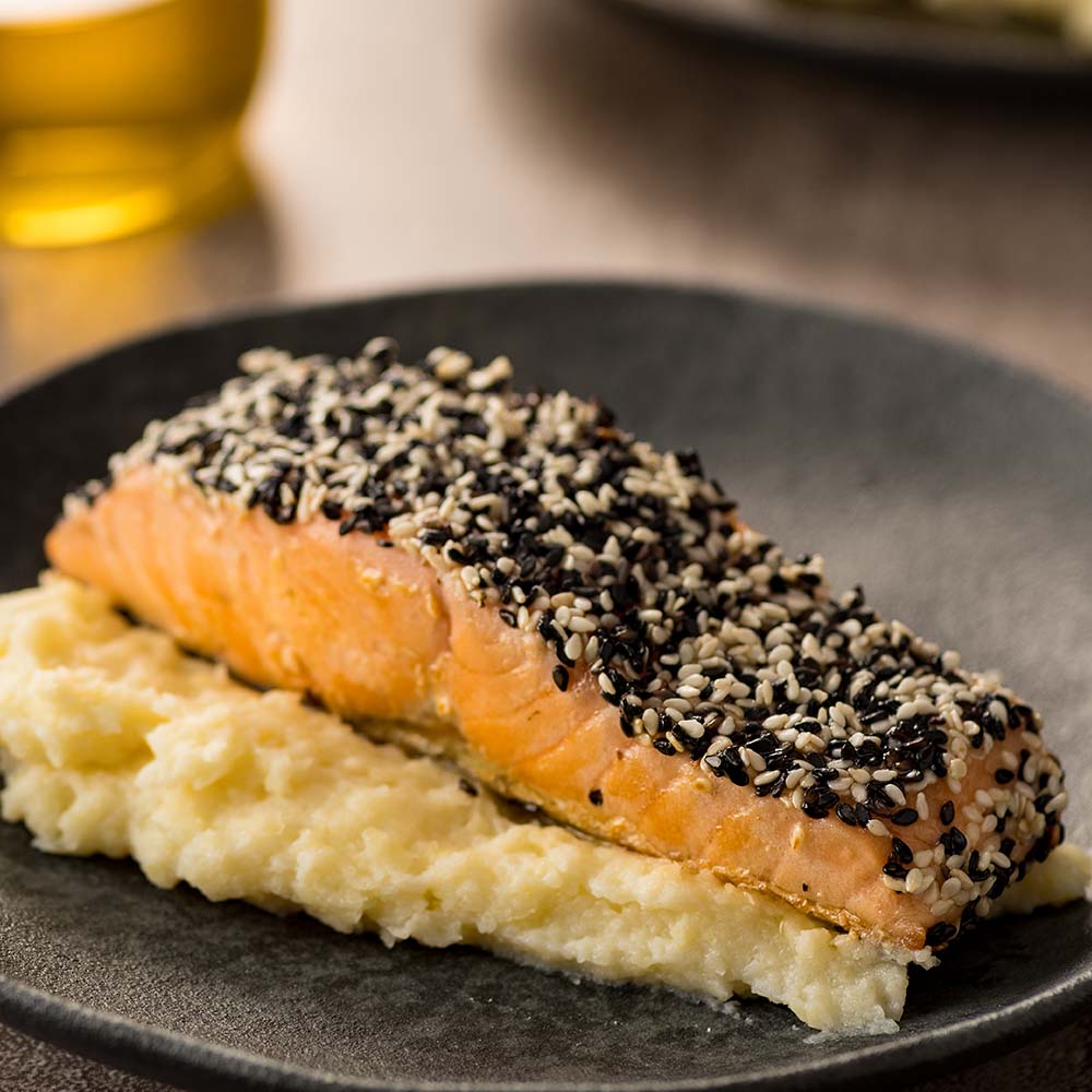 Salmão em Crosta de Gergelim e Purê de Mandioca