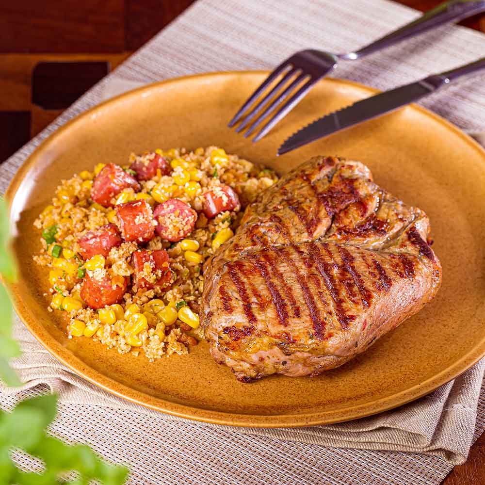 Receita de Ancho Suíno Chimichurri com Farofa de Milho e Linguiça