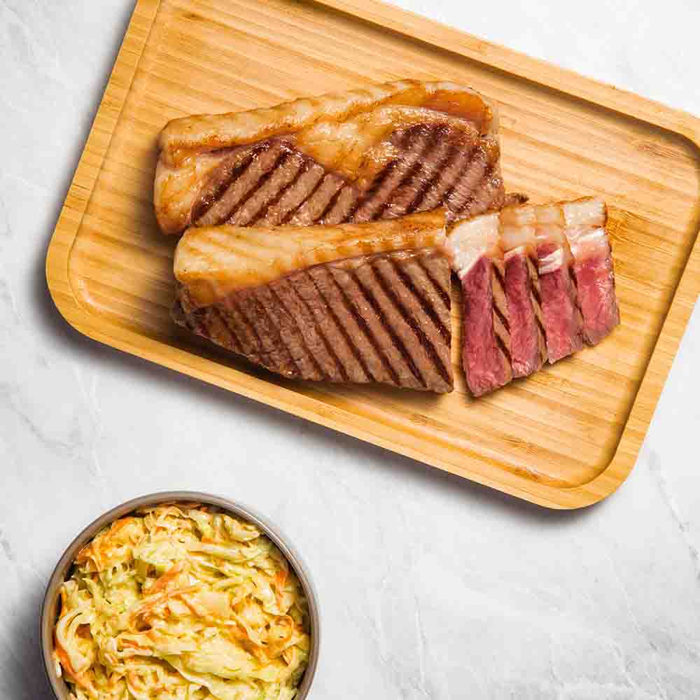 Receita de Bife Chorizo Wagyu na brasa com salada coleslaw