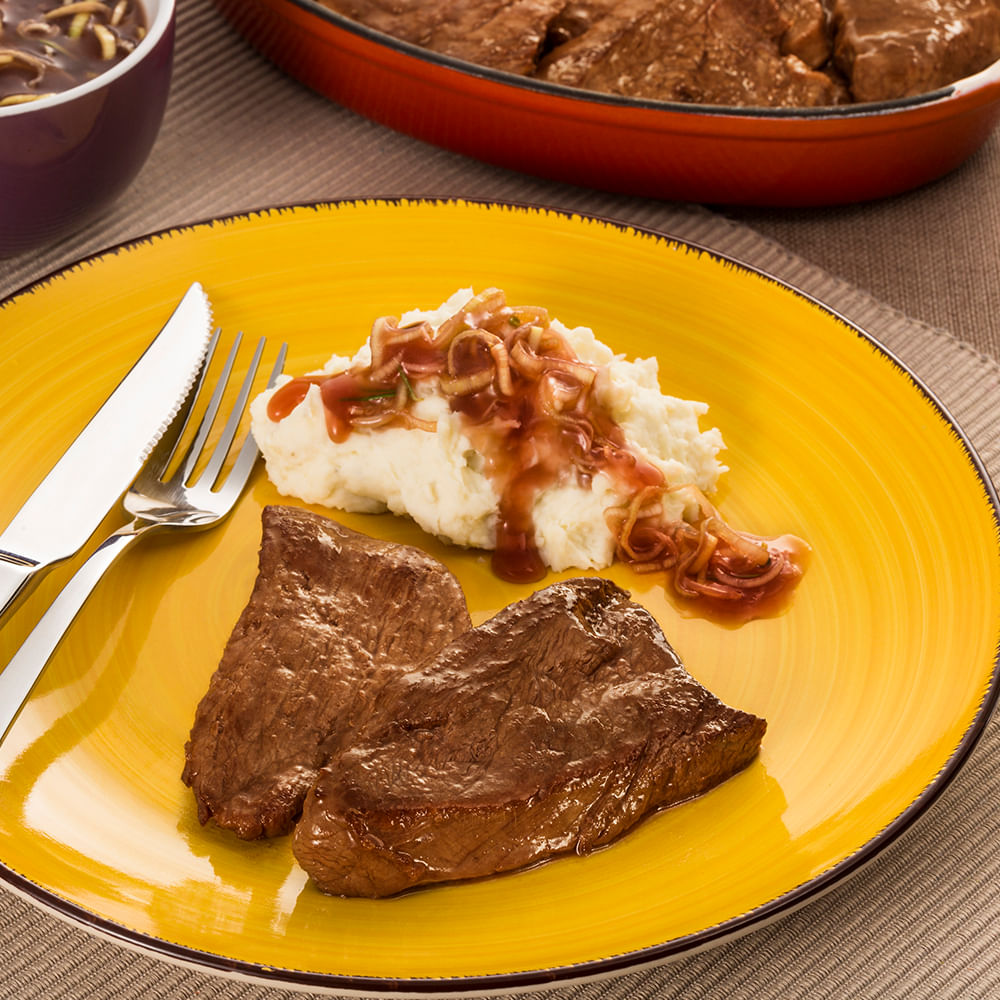 Receita de Bife de Filé Mignon ao Vinho e Purê de Cará