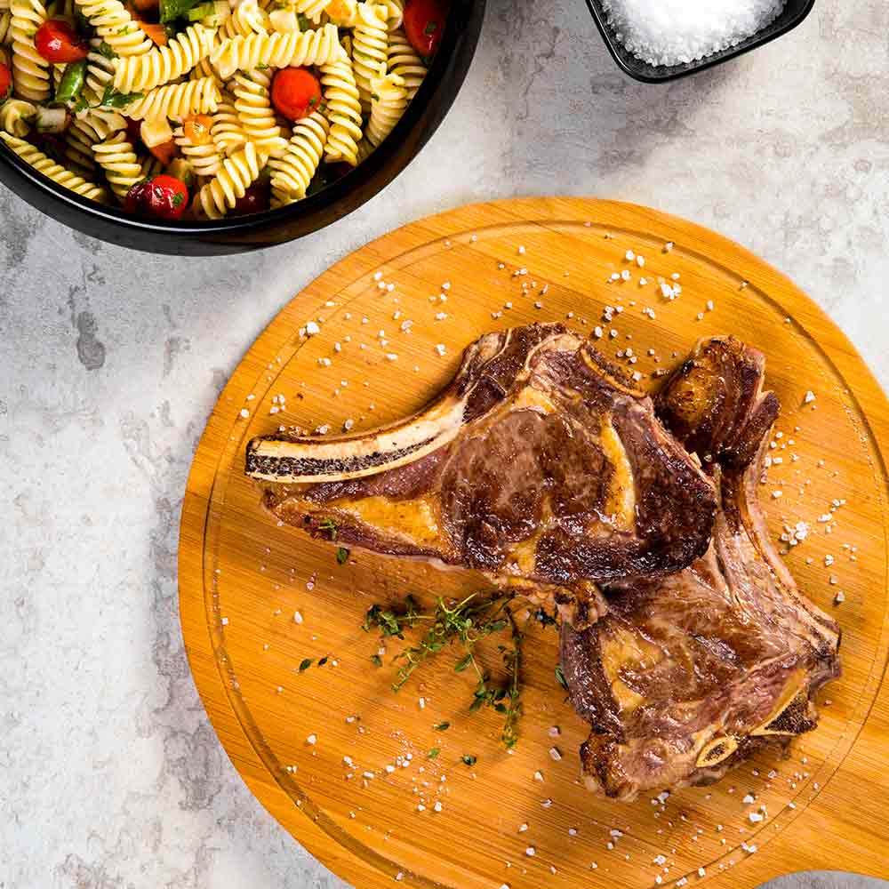 Receita de Chuleta Grelhada com Salada Fria de Macarrão