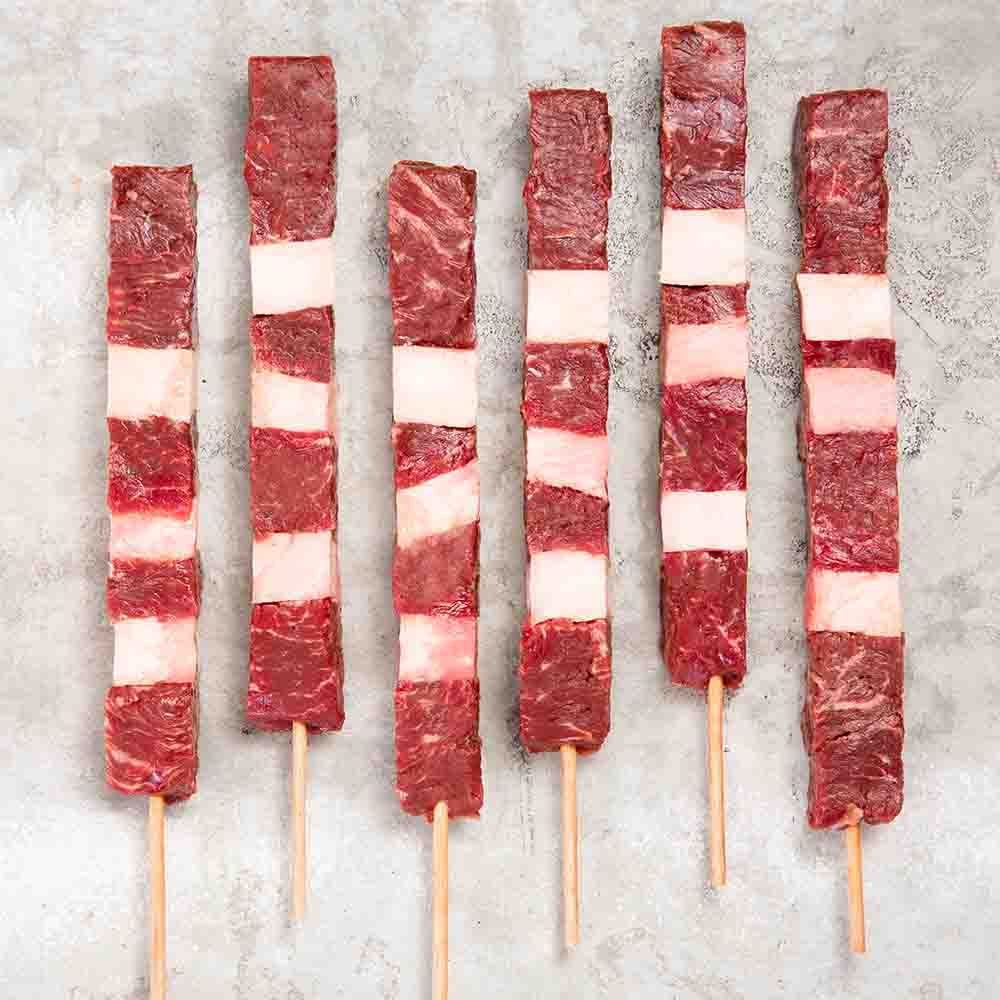 Receita de Espetinho bovino com bacon e salada de repolho