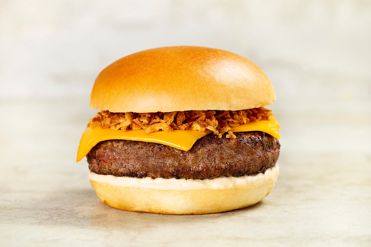 Hambúrguer Angus No Pão De Brioche Com Queijo Cheddar E Cebola Crispy