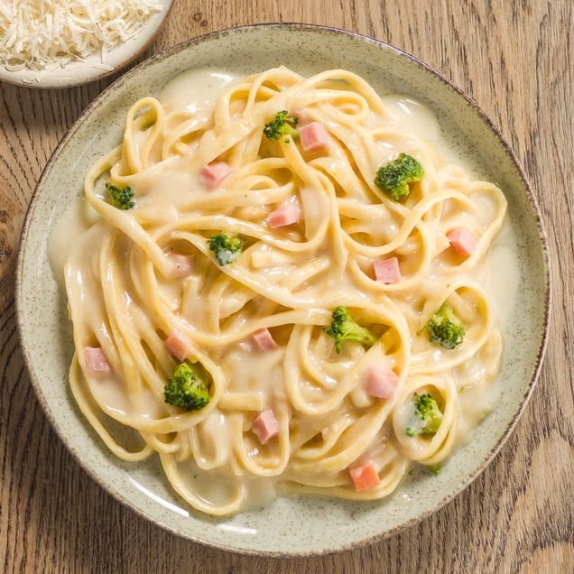 617493-fettuccine-com-peito-de-peru-e-brocolis_rec