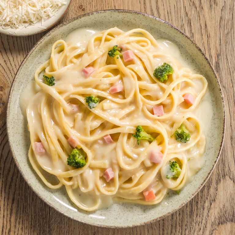 617493-fettuccine-com-peito-de-peru-e-brocolis_rec