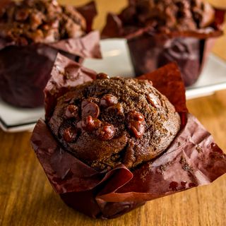 623738-muffin-de-chocolate-com-gotas-de-chocolate-melhor-bocado_rec