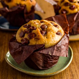 623737-muffin-de-baunilha-com-gotas-de-chocolate-melhor-bocado_rec