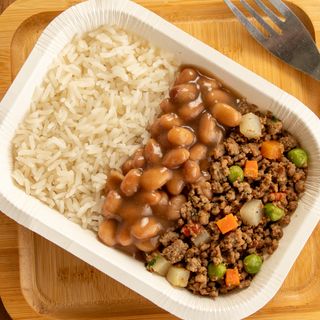 623810-carne-moida-e-legumes-com-arroz-e-feijao-prato-feito_rec