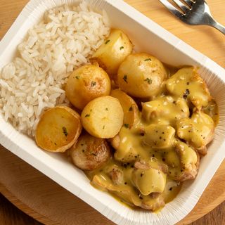 623814-sobrecoxa-com-mostarda-e-mel-com-batata-e-arroz-prato-feito_rec