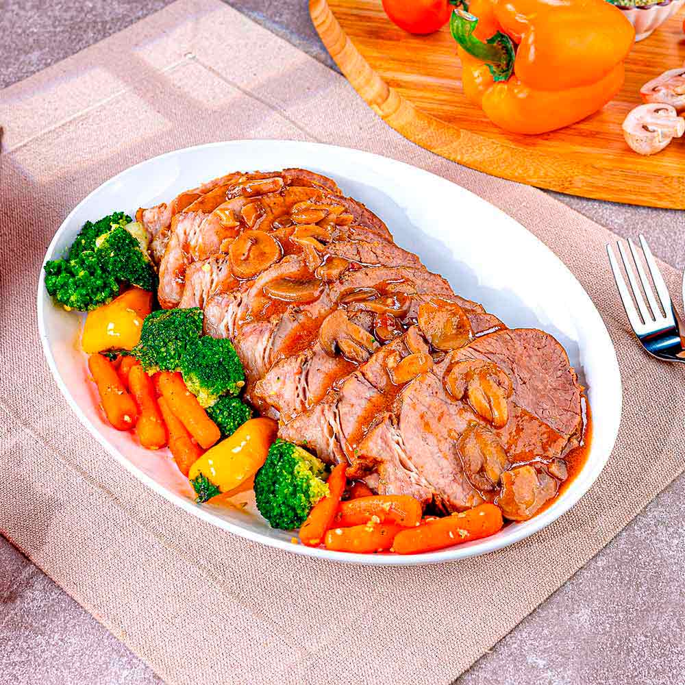 Lagarto ao Molho de Champignon e Legumes Salteados