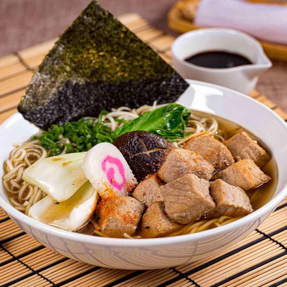 Lámen de Pernil e Couve Japonesa