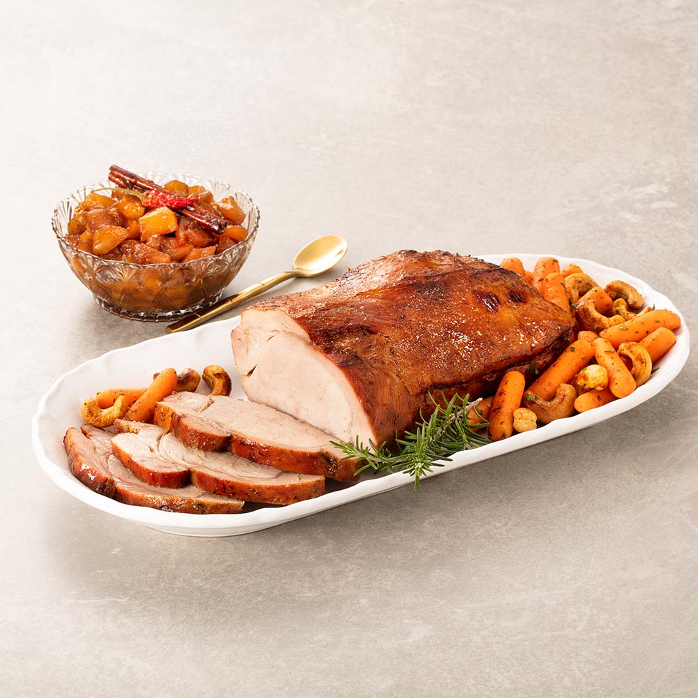 Lombo Temperado Swift com mini cenouras e castanha de cajú picantes e chutney de maçã